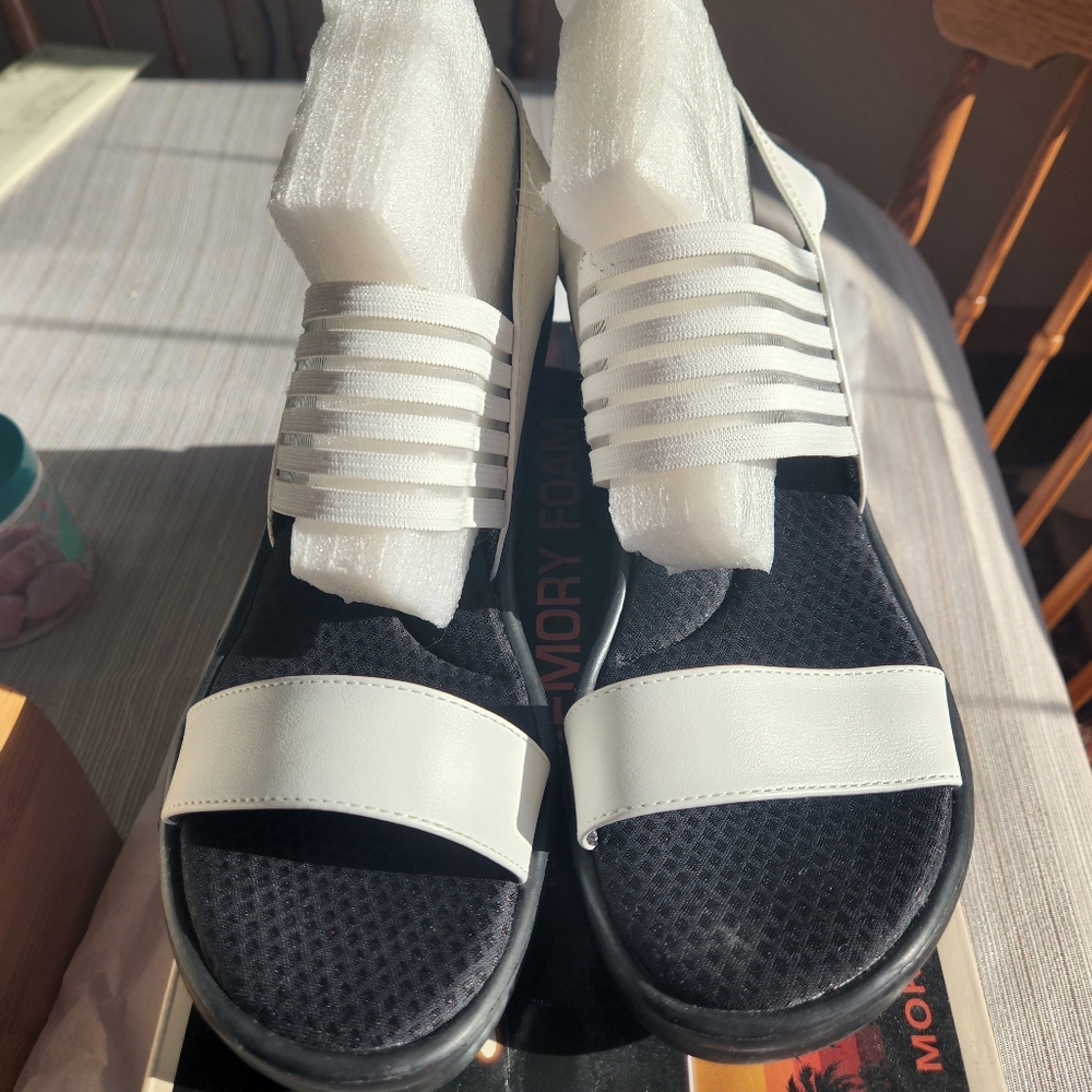 Sketchers Rumblers Wedge size 8M White - New